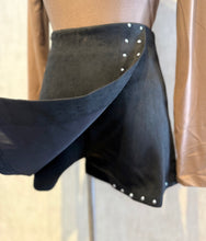 Cargar imagen en el visor de la galería, Suede Detail Skort