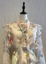 Cargar imagen en el visor de la galería, Floral Button Detail Blouse