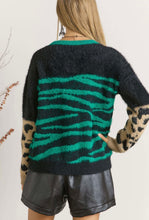 Cargar imagen en el visor de la galería, Zebra Printed Sweater