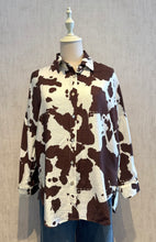 Cargar imagen en el visor de la galería, Cow Print Button Blouse
