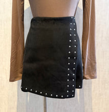 Cargar imagen en el visor de la galería, Suede Detail Skort