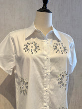 Cargar imagen en el visor de la galería, Rhinestone Detail Blouse