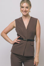 Cargar imagen en el visor de la galería, Belted Detail Vest
