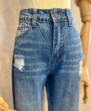 Cargar imagen en el visor de la galería, Bootcut Distressed Jeans