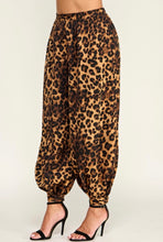 Cargar imagen en el visor de la galería, Animal Print Balloon Pants