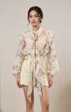 Cargar imagen en el visor de la galería, Floral Button Detail Blouse