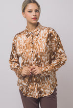 Cargar imagen en el visor de la galería, Bambi Print Button Blouse