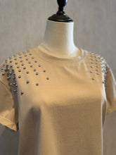 Cargar imagen en el visor de la galería, Stud Detail Tshirt