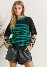 Cargar imagen en el visor de la galería, Zebra Printed Sweater