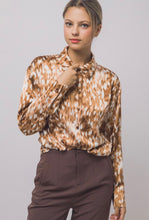 Cargar imagen en el visor de la galería, Bambi Print Button Blouse