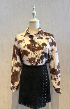 Cargar imagen en el visor de la galería, Cow Print Blouse