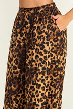 Cargar imagen en el visor de la galería, Animal Print Balloon Pants