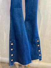 Cargar imagen en el visor de la galería, Button Detail Flare Jeans