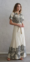 Cargar imagen en el visor de la galería, Floral Lace Sleeve Button Dress