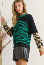 Cargar imagen en el visor de la galería, Zebra Printed Sweater