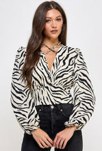 Cargar imagen en el visor de la galería, Printed Sleeve Chain Blouse