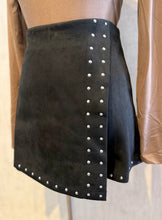 Cargar imagen en el visor de la galería, Suede Detail Skort