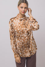 Cargar imagen en el visor de la galería, Bambi Print Button Blouse