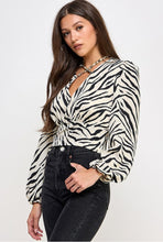 Cargar imagen en el visor de la galería, Printed Sleeve Chain Blouse