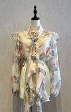 Cargar imagen en el visor de la galería, Floral Button Detail Blouse