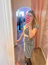 Cargar imagen en el visor de la galería, Houndstooth Button Dress