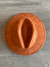 Cargar imagen en el visor de la galería, Sombrero Explorer Gamuza